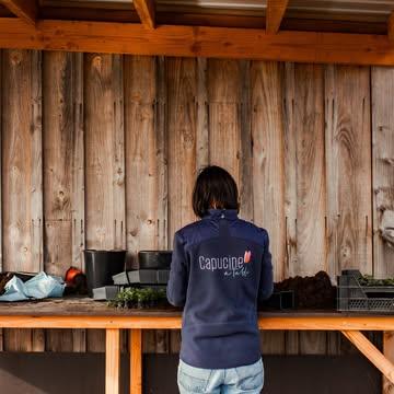 Mars, là où la saison commence... 🌸

Branle-bas de combat, c'est parti pour une longue série de semis. Armés d'excitation, de concentration et de beaucoup de patience, nous remplissons des dizaines de plaques alvéolées, semons une par une plusieurs dizaines de milliers de minuscules graines. En quelques semaines, nous jouons beaucoup de la saison qui s'annonce... mais qu'est-ce que c'est énergisant ! N'est-ce pas merveilleux de voir tous ces petits bébés pointer le bout de leur nez? Nous on adore en tous cas 😍

📸@meggan.fouettmagic 

#capucineatable #herbesaromatiques #fleurscomestibles #fleursornementales #pépinière #printemps #productionlocale #productionartisanale #productionecologique