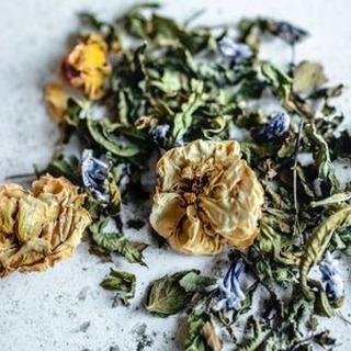 Ateliers 2026

🌺A la découverte de la tisanerie et de la distillation 🌺

Venez vous immerger dans le jardin et dans le monde de la tisanerie, apprendre quelles sont les variétés intéressantes, comment les cultiver chez vous facilement et les récolter. Ensemble nous apprendrons comment les sécher facilement et ensuite comment les assembler.

Nous découvrirons aussi le monde merveilleux de la distillation d'hydrolats.

Vendredi 26/06 - 10h-16h
Lien d'inscription en bio
Places limitées - Aucuns pré-requis nécessaires

#capucineatable #tisanerie #formation #séchage #distillation #hydrolats #artisanat
