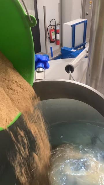 Van reststroom naar actief ingrediënt.
Vandaag piloottesten in het kader van Rest to Pep 💚
Wat ooit walnotenmeel was na het persen van onze olie, krijgt nu vorm als een cosmetisch peptidencomplex.
Lokaal geteeld.
Lokaal verwerkt.
Circulair gevaloriseerd.
Opschalen is spannend — maar dit is waar agro-ecologie en Green Beauty elkaar ontmoeten.
Wordt vervolgd.
#RestToPep #GreenBeauty #AgroEcologie #Circulair #Biobased VanRestNaarWaarde