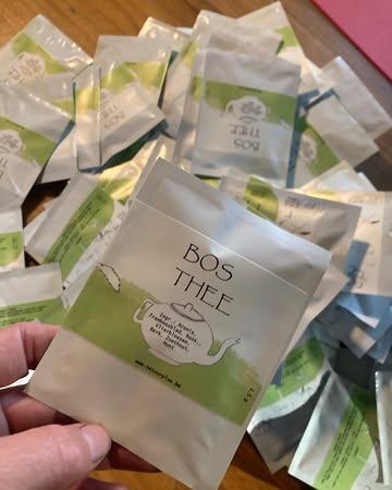 Nog snel een extra lading biologische Bosthee brengen per fiets naar camping Rijvers Festival. Lokale thee voor meermalig gebruik - hot brew en cold brew!