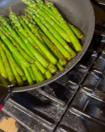 Tartine d’asperges fines sur son lit de poivrons confits, gratinées au parmesan 😍