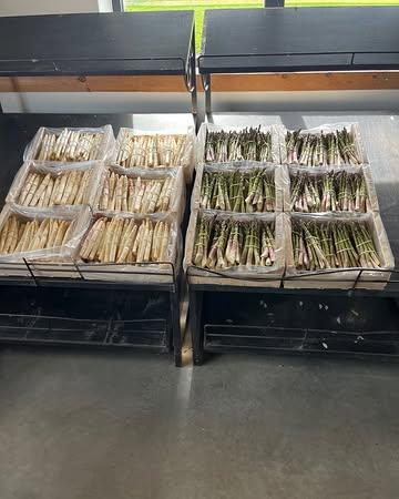 Ouverture de la saison des asperges à la ferme. Belle vie à vous tous.