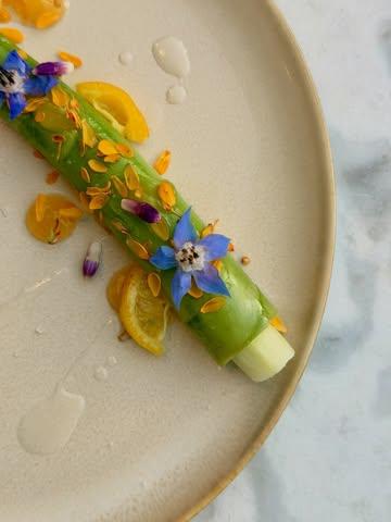 PREMIER PLAT 

Asperges vertes
Stracciatella à l’umeboshi 
& kalamansi. 

Un plat frais qui marque le début du printemps dans nos assiettes. 

Dernière semaine du menu d’avril. 
Réservations - lien en bio 

Asperges - @stephanelonglune 
Stracciatella - @julien_hazard

#mauvaischoix #spring #food
