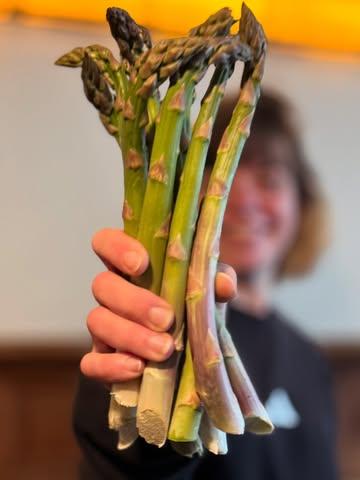 Asperges vertes de chez Stéphane Longlune, vinaigrette à l’huile fumée 🖤

@stephanelonglune @pleinleventre @bananesophie