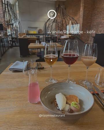 Chez Rizom, chaque assiette peut se vivre de plusieurs façons 🍷🍻🥃

Trois accords, trois expériences — à vous de choisir 👇

De gauche à droite :
•⁠ ⁠Vanille & rhubarbe — accompagné d’un kéfir tout en fraîcheur
•⁠ ⁠Kriovino Kriek Lambic Barrel Aged (Boerenerf) — intense et fruité
•⁠ ⁠Bières lambic au Riesling (Boerenerf) — surprenant et complexe

Vin, bière ou sans alcool… quelle est votre préférence ? 

Dites-nous en commentaire ce que vous choisissez ou avez choisi et ce que vous en avez pensé.

📆 Réservation:
065613876
https://rizom.reservation.barestho.com/