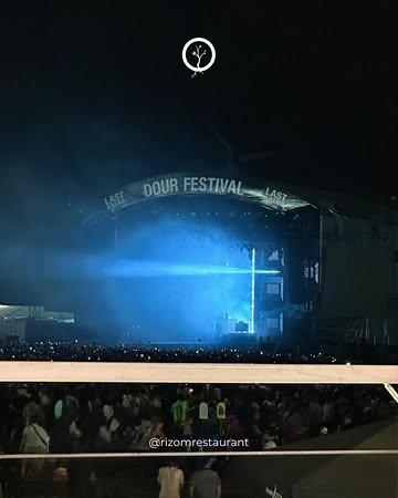 La scène de Dour comme point de départ 🔊✨

Face à la Main Stage, quelque chose se prépare…
La réflexion autour du menu de notre restaurant éphémère a officiellement commencé 🍽️

Une cuisine pensée pour accompagner l’énergie du festival, les rencontres et les moments suspendus.

Et bonne nouvelle : les réservations sont déjà ouvertes.
On a hâte de vous y retrouver

📆 Réservation:
https://www.dourfestival.eu/
(Sélectionner Tickets/DE by Rizom)