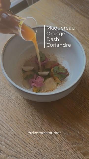 Le bar de ligne rencontre la fraîcheur de l’orange, la profondeur du dashi et la vivacité de la coriandre.
Une entrée pensée sur l’équilibre entre tension, fraîcheur et umami ✨

📆  Réservation sur :
065 61 38 76
https://rizom.reservation.barestho.com/