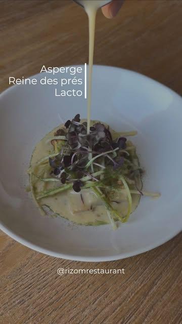 L’asperge dans toute sa délicatesse.
La douceur florale de la reine des prés, la fraîcheur du lacto-fermenté et l’équilibre des textures pour accompagner le printemps dans l’assiette 🌱

📆  Réservation sur :
065 61 38 76
https://rizom.reservation.barestho.com/