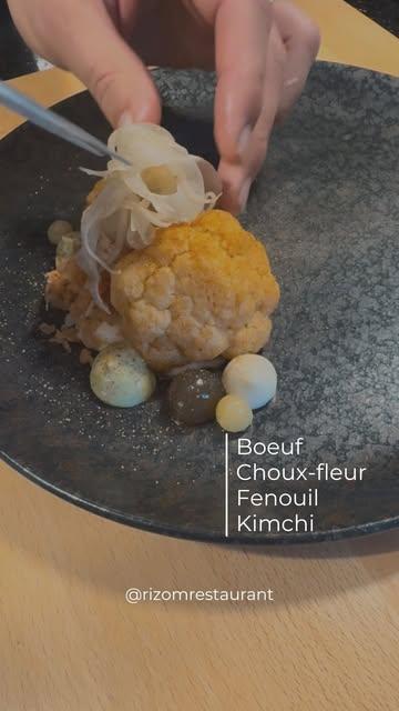 Le choux-fleur travaillé autour du feu, du croquant et de la fermentation.
Le fenouil apporte la fraîcheur, le kimchi la tension et la gourmandise épicée

📆  Réservation sur :
065 61 38 76
https://rizom.reservation.barestho.com/