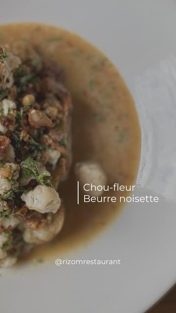 🥦 Chou-fleur · Beurre noisette

Parfois, quelques ingrédients suffisent.
Le chou-fleur révèle toute sa douceur lorsqu’il rencontre les arômes profonds et réconfortants du beurre noisette.
Une assiette en apparence simple, mais riche en nuances.

📆 Réservation:
065613876
https://rizom.reservation.barestho.com/