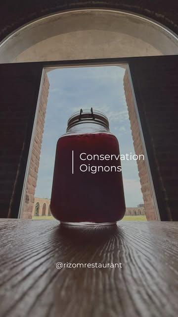 🧅Rien ne se perd, tout se transforme.

La conservation fait partie intégrante de notre travail de saison.
Aujourd’hui, nous vous emmenons en cuisine pour découvrir comment nous préparons et conservons les oignons (en pickles dans cette vidéo) qui accompagneront nos créations dans les mois à venir.
Préserver le goût du moment pour mieux le retrouver plus tard.

📆 Réservation:
065613876
https://rizom.reservation.barestho.com/