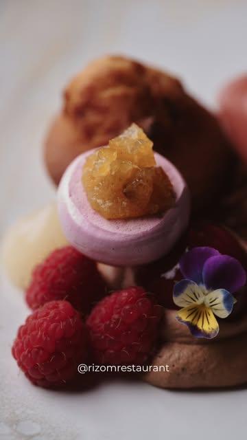 Terminer sur une note de fraîcheur et de gourmandise.

La framboise, les créations de Pierre Marcolini et les notes acidulées du yuzu s’accordent dans un dessert tout en finesse.

Une dernière émotion avant de refermer cette parenthèse gastronomique.

📆  Réservation:
065613876
https://rizom.reservation.barestho.com/

📸 Photo de couverture: Anthony Florio