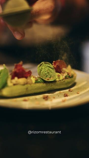 La délicatesse de la courgette, la fraîcheur du basilic et le caractère du chorizo.

Trois ingrédients, un équilibre entre douceur, intensité et gourmandise.

Une assiette qui célèbre la saison avec simplicité et précision.

✨ À découvrir ce mois-ci.

📆 Réservation:
065613876
https://rizom.reservation.barestho.com/

📸 Photo de couverture: Anthony Florio