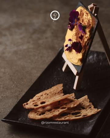 Le week-end est une invitation à l'évasion.

Après une visite au musée, prolongez l'expérience en découvrant une autre forme d'art : celle qui se déguste.

Chez Rizom, même notre mousse maison prend place sur un chevalet, clin d'œil à l'univers artistique qui inspire notre cuisine. Une première bouchée qui donne le ton d'un repas où chaque création est pensée comme une œuvre à contempler… puis à savourer.

Parce que l'art ne se limite pas aux galeries. Il se vit aussi à table.

📆  Réservation:
065613876
https://rizom.reservation.barestho.com/

📸 Anthony Florio