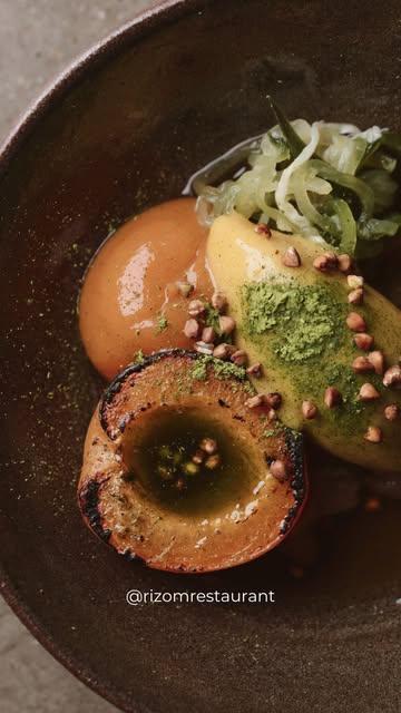 La douceur de l’abricot, la fraîcheur de la verveine et la finesse du hamachi composent une entrée tout en équilibre.

Un jeu de textures et de saveurs où chaque élément trouve naturellement sa place.

Le début d’une expérience pensée pour éveiller les sens.
🍃Actuellement à la carte.

📆 Réservation:
065613876
https://rizom.reservation.barestho.com/

📸 Photo de couverture: Anthony Florio