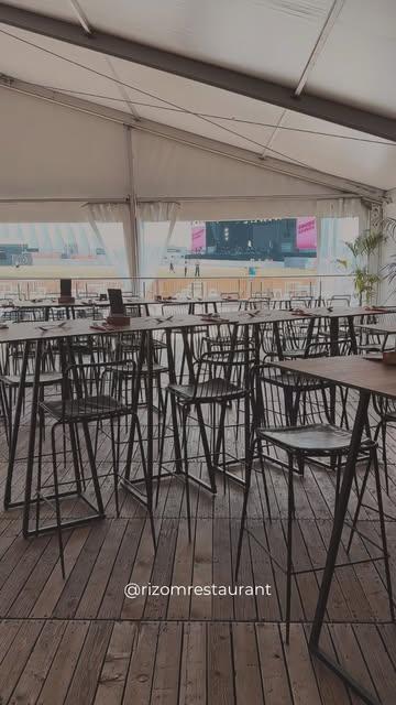 Première journée de Rizom au Festival de Dour : quelle ambiance !

Hier, vous étiez nombreux à venir partager un moment gourmand avec nous, en face de la Last Arena. Et ce n’est que le début ! 

🍽️ Envie de venir manger chez Rizom ?
➡️ Réservez votre repas directement sur le site du Festival de Dour ou à l’entrée de la zone VIP (⚠️ places limitées).

📍 Retrouvez-nous en face de la Last Arena.

✨ Bon à savoir : vous n’avez pas besoin d’un bracelet VIP pour venir manger chez Rizom. La réservation de votre repas vous donne accès à la zone VIP le temps de votre repas.

On vous attend aujourd’hui pour une nouvelle journée de saveurs et de festival ! 🌞🎶

#DourFestival #Dour2026 #Rizom #FestivalFood #FoodExperience