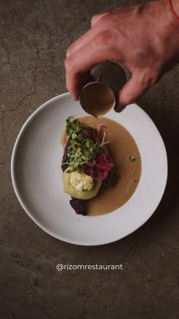 Une cuisson lente, une viande fondante, un brocoli travaillé avec finesse.

Une assiette généreuse où le produit est au cœur de l’expérience.

Parce que la simplicité est souvent la plus belle des expressions.

🍃 Disponible dans notre Menu du mois de juillet.

📆  Réservation:
065613876
https://rizom.reservation.barestho.com/

📸 Photo de couverture: Anthony Florio