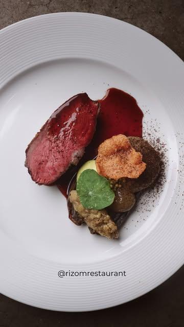 Le porc ibérique révèle toute sa profondeur aux côtés de l’aubergine et de la délicatesse florale de la capucine.

Un plat qui mêle caractère, élégance et équilibre.

Le cœur de notre nouveau Menu.

✨ Une expérience à vivre chez Rizom.

📆  Réservation:
065613876
https://rizom.reservation.barestho.com/

📸 Photo de couverture: Anthony Florio
