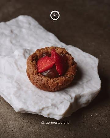 Chaque belle histoire mérite une dernière note inoubliable.

Après le dessert, place à la gourmandise finale.

Nos mignardises sont imaginées comme le dernier sourire du repas : une attention délicate, une bouchée pleine de caractère, qui prolonge le plaisir jusqu'au tout dernier instant.

Parce qu'une expérience ne se termine pas lorsque l'assiette est vide… mais avec le souvenir qu'elle laisse.

📆  Réservation:
065613876
https://rizom.reservation.barestho.com/