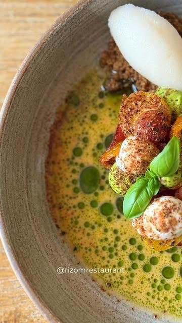 La tomate est à l’honneur. 🍅
Gorgée de soleil, travaillée sous plusieurs formes…
Une entrée qui célèbre pleinement la saison.

📆 Réservation:
065613876
https://rizom.reservation.barestho.com/