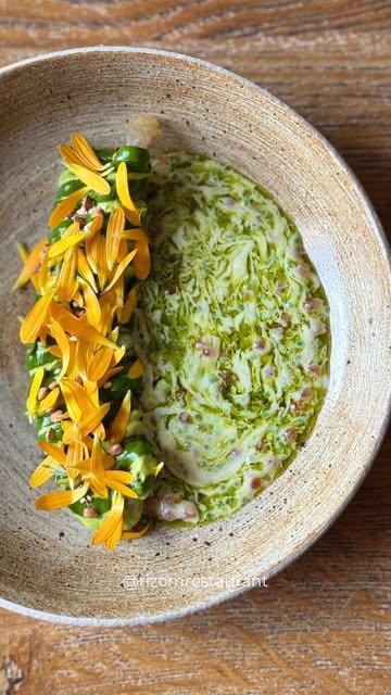La courgette n’a pas fini de nous surprendre. 🥒
Un légume d’été, plusieurs textures, beaucoup de fraîcheur…
C’est tout ce qu’on aime chez Rizom.

Avez-vous repéré le guanciale en début de vidéo? Il a été affiné avec amour par nos équipes à partir d’un élevage respectueux de chez Rustiq à Namur 🥰

📆 Réservation:
065613876
https://rizom.reservation.barestho.com/