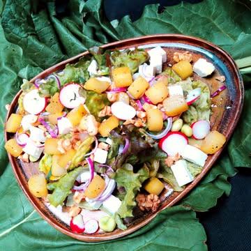 👨‍🍳 Toute sortes de délicieuses verdures sont de retour en magasin: radis, laitue, persil, oignon ciboule, rhubarbe,... Dans cette salade, la rhubarbe est utilisée comme un légume. À essayer sans tarder!

Préparation: 15min – Cuisson: 10min – Bon marché

Ingrédients pour 4 personnes
– 4 tiges de rhubarbe
– 1 botte de radis
– quelques oignons ciboules 
– 1 belle laitue ou du mesclun
– 1 paquet de feta
– 4 càs d’huile d’olive
– 1 càs de moutarde
– 1 càs de miel liquide
– 1 belle poignée de noix
– sel, poivre

Préparation
1. Laver la salade et les radis. Nettoyez les oignons ciboules. Tranchez les radis et les oignons en fines rondelles ;
2. Epluchez les tiges de rhubarbe et découpez les en tronçons de 1cm ;
3. Dans une poêle,  faites chauffer l’huile d’olive et faites-y rôtir la rhubarbe pendant quelques minutes. Elle doit rester légèrement croquante. Salez et poivrez. Ajoutez la moutarde et le miel. Mélangez bien ;
4. Dans un grand saladier, placez la salade et garnissez-la de radis, d’oignons ciboule, de feta en cube et de noix ;
5. Assaisonnez cette salade avec la rhubarbe acidulée et son jus de cuisson.

#recette #cuisine #saison #bio⁠ #local #circuitcourt #liege #radis #rhubarbe