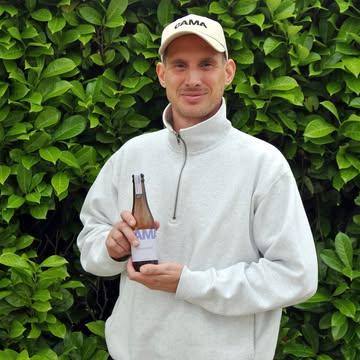 ✨ NOUVEAUTÉ: @cama.beer, bière sans alcool (0,5%) ✨
😱 PROMO de lancement: 5+1 gratuite
« Pour des raisons familiales ou sportives, il y a des moments dans nos vies où on veut arrêter ou ralentir fortement l’alcool. Quand tu fais un entraînement marathon, pendant plusieurs mois tu as l’impression d’être le mec pas drôle de la table, tu es obligé de commander une eau ou un soft pas top, c’est presque punitif ! »
C’est ainsi que commence l’histoire de CAMA, la bière sans alcool lancée par deux camarades liégeois, Gaël et Raphaël. Leur rêve : une bière sans alcool biologique et... délicieuse!
Après 6 mois d’essais, la première CAMA sort de la brasserie Anders (près d’Hasselt) fin 2025. Ils leur confient leurs recettes pour démarrer, avant de pouvoir un jour, on l’espère, brasser eux-mêmes – à Liège ?

🤔 Brasser une bière sans alcool, comment ça marche ?
La première méthode consiste à partir d’une bière classique qu’on désalcoolise en la chauffant, l’alcool s’évapore, emmenant avec lui la plupart des arômes. La bière est souvent fade, les industriels compensent alors en ajoutant du sucre. Sans parler de l’aberration écologique de gaspiller de l’énergie pour re-transformer un produit fini.
Il existe une autre voie, la fermentation contrôlée.
Le brasseur utilise une levure dite « lazy », plus lente, qui lui permet d'arrêter la fermentation au bon moment (~0,5%) puis faire en sorte que la fermentation ne reprenne pas en bouteille. La composition est donc la même qu’une bière classique, c’est juste la levure qui change.

🍺 Notre sélection
Parmi leur gamme, nous avons choisi la « Vibing », une New England IPA brassée avec 3 céréales : du malt d’orge et du froment belges, de l’avoine et plusieurs houblons.

🤝 Pourquoi on travaille ensemble ?
Au-delà de la transparence sur l’origine des ingrédients, la CAMA nous a convaincus par son goût qui surpasse ce qu’on trouve actuellement, et par leur envie de s’orienter vers l’agriculture régénérative pour aller encore plus loin que le 