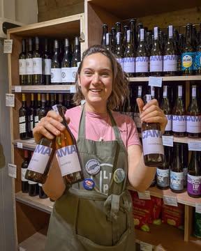 🧺🌾 Cette semaine dans nos magasins…

🍻 PROMO bière SANS ALCOOL bio & belge! Vous n'avez pas encore goûté la bière vibing de Cama? Profitez de notre petite promo de lancement jusqu'au 15 juillet : 5 + 1 gratuit.

🧃 Kombucha belge! 🤩 le @smilekombucha brut débarque dans nos magasins de Neuvice et de Sainte-Walburge → dégustations avec les producteur·ices ce mardi (10h-12h) à Sainte-Walburge, et ce dimanche (10h-12h) en Neuvice.

🐷 Après une longue absence, les chorizo et saucissons de porc ibérique de Antonio Marin (Séville - Espagne) sont de retour ! Ils sont faits avec des morceaux de viandes nobles!

🍝 Pâtes au chanvre locales de @lespatesdesfrangines en sachet! Elles sont faites avec la semoule de blé dur de la ferme Schiepers (Antheit) et de la farine de chanvre cultivé par Cannavie à Walhain (près de Louvain-la-Neuve)

🍅  Vous adorez leur tomates pelées, on vous propose maintenant les tomates cerises en bocal de @anticaenotria (Italie). Idéales pour une préparation rapide à la poêle, dans une sauce pour pâtes ou à l'apéritif.

🥘 Retour de la noix de muscade entière en bocal, elle vient désormais du @comptoirdesepices.

🍞 Congé boulanger : Au Four et Au Jardin sera en congé du 4/07 au 26/07

🛠️ Chantier à la @coopfermelarock à Neupré ce dimanche 5 juillet. Info et inscriptions ici : https://brigadesactionspaysannes.be/evenement/on-cree-des-pepinieres#oncreedespepinieres

🌿 Belle semaine à toutes et à tous! 

#kombucha #liege #probiotique #bio