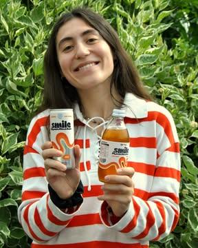 🥤 Welcooooome @smilekombucha 🤩

DÉGUSTATION ce dimanche en Neuvice de 10 à 12h! 

👉 dispo en frigo dans notre magasin @enneuvice et à Sainte-Walburge!
(pas dispo dans les Vennes pour des questions de place, mais d'autres boissons arrivent bientôt 👀)

🤨 Mais c'est quoi du kombucha?
Le kombucha est une boisson pétillante fermentée originaire d’Asie, vieille de plus de 2000 ans et remise au goût du jour. Brassée à partir de thé, sucre et d’une mère de kombucha (qu’on appelle “scoby” pour “symbiotic culture of bacteria and yeast”), elle contient des micro-organismes souvent qualifiés de probiotiques, dont l’impact positif sur la santé n’est cependant pas (encore) prouvée scientifiquement. Au-delà de ces aspects techniques, le kombucha est surtout une délicieuse boisson au goût équilibré entre sucré et acidité, qui se rapproche parfois d’un cidre. Il est une excellente alternative aux sodas classiques puisqu’il contient jusqu’à 6x moins de sucre qu’un soft et pas d’alcool (< 0,5%).

🗣 Leur histoire
En 2017, Tommy découvre le kombucha lors d’un séjour aux États-Unis. Revenu à Bruxelles, il décide de lancer deux ans plus tard sa propre micro-brasserie avec quelques amis. Depuis, elle a gardé le même esprit artisanal (labellisé par le SPF Economie) et la volonté de n’utiliser que des ingrédients certifiés bio. 

🥤 Notre sélection
Parmi leur gamme, nous avons choisi la Kombucha Brut en canette, leur kombucha dans sa forme la plus simple et authentique : de l’eau filtrée, du thé (Assam, Ceylan et Sencha), du sucre de canne roux et leur culture de kombucha.

🤝 Pourquoi travaillons-nous ensemble ?
Ce qu’on a tout de suite aimé chez Smile Kombucha, c’est son goût. Si vous avez déjà brassé du kombucha chez vous, vous retrouverez cette saveur artisanale à la fois ronde et brute. Leur secret? Ils laissent la fermentation naturelle faire son travail jusqu’au bout (là où d’autres arrêtent prématurément la fermentation et ajoutent des acidifiants pour imiter le goût). Cette méthode ex