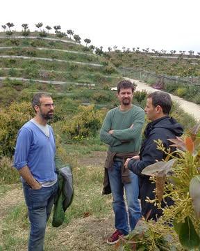 Des fruits espagnols? 🤔

Vous le savez sans doute, l’Espagne traîne une mauvaise réputation en matière d’agriculture. On pense souvent aux immenses exploitations intensives, à la surexploitation des ressources ou encore aux kilomètres de serres. Mais quand vous voyez “Espagne” sur nos étiquettes de fruits, c’est une tout autre histoire qui se cache derrière!

Nous travaillons notamment avec @tierraylibertadcoop, une petite coopérative espagnole qui rassemble des producteurs et productrices engagé·es dans une agriculture respectueuse de la terre, de celles et ceux qui la cultivent, et de la biodiversité.

Contrairement à la plupart des coopératives agricoles, Tierra y Libertad n’est pas liée à une région particulière en Espagne. Ce qui rassemble les producteurs et productrices n’est pas une proximité géographique, mais une vision commune de l’agriculture : préserver des sols vivants, favoriser la biodiversité, produire des aliments de qualité et garantir un revenu juste à celles et ceux qui cultivent la terre.

🙌 Au-delà du bio
Tous les producteurs et productrices de Tierra y Libertad sont certifié·es bio, mais leur engagement va bien au-delà d’un simple label. Leur objectif n’est pas seulement de limiter leur impact sur l’environnement, mais de régénérer les terres qu’ils cultivent afin de les transmettre en meilleur état aux générations futures.

Concrètement, ils s’engagent notamment à :

🔹 enrichir naturellement les sols et augmenter la population de micro-organismes;
🔹 préserver les espèces sauvages et accueillir une faune variée
🔹 gérer l’eau de manière rationnelle (réduire, collecter, retenir)

🫶  Bien-être et pérennité
La coopérative Tierra y Libertad est constituée de petites fermes familiales de ± 5 hectares, qui emploient du personnel local. Les producteurs et productrices fixent eux-mêmes leurs prix, et il y a une véritable entraide entre les membres de la coopérative.

L’objectif n’est pas seulement de permettre aux producteur·ices de vivre de leur trava