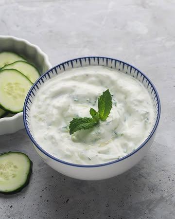 🥒 La recette de dip à faire pour vos prochains apéros!

-> Raïta au concombre, radis et fromage frais

Préparation: 10min

Ingrédients pour  4 personnes
- 1 concombre coupé en deux sur la longueur et épépiné
- 200g de fromage frais (maquée, ou chèvre frais + yaourt pour le détendre)
- 1 gousse d’ail
- jus d’un demi citron
- quelques radis
- herbes fraîches: fanes de fenouil et menthe par exemple
- sel, poivre

Préparation
1. Taillez le concombre en fines tranches;
2. Mettez le fromage frais choisi dans un saladier. Ajoutez le concombre, l’ail, le jus de citron et les radis finement tranchés;
3. Incorporez les herbes hachées;
C’est prêt, servez frais à l'apéro !

⁠🧺 Pour réaliser cette recette facile, vous trouverez tous les ingrédients bio et locaux nécessaires dans nos 3 magasins
⁠
🔎 Retrouvez toutes nos recettes locales et de saison sur notre site web (http://lpp.coop/recettes), vous pouvez rechercher par ingrédient !⁠

💡Pensez à enregistrer le post pour retrouver la recette facilement 😉
⁠
photo © zakiroff