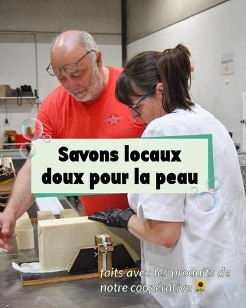 🧼 Qu’est-ce qu’il y a dans nos savons solides? 🧐

Notre collègue Marie s’est rendue chez @oodima_ à Seraing pour suivre la confection de nos savons solides. Ces savons surgras sont réalisés spécialement pour nos magasins, avec les huiles de nos producteur·ices @equilibre.huilepaysanne 🌻 et @tamneere 🧈

Pour en apprendre plus sur nos savons, on vous invite à lire l’article complet :
https://lespetitsproducteurs.be/actualites/une-apres-midi-chez-oodima/

____________

Où trouver ces savons? 
Dans nos 3 magasins « Les Petits Producteurs » à Liège (en Neuvice, à Sainte-Walburge et dans les Vennes)

#artisanat #liege #savonnaturel