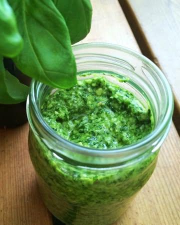🫜 Vous jetez encore les fanes de vos radis? 😮

Voici une recette de pesto antigaspi 👇

Préparation: 10 min

Ingrédients pour  4 personnes:
- 4 bottes de radis (uniquement les fanes)
- 100g de noisettes
- 100ml d’huile d’olive
- 2 gousses d’ail
- 1 à 2 poignée de basilic
- le jus d'un demi citron
- sel, poivre

La recette
1. Nettoyer bien les radis et triez les fanes pour en avoir l’équivalent de 150 à 200g.
2. Concassez les noisettes et torréfiez dans une poêle sèche mise à feu moyen. Attention de ne pas les griller! Puis laissez refroidir.
2. Mélanger dans un récipient haut l’ensemble des ingrédients puis mixez. Vous pouvez ensuite adapter la texture selon votre goût en ajoutant soit de l’huile pour avoir le pesto plus liquide, soit des noisettes pour l’avoir plus ferme.
4. Salez, poivrez. Vous pouvez aussi ajouter un fromage type Sarté mais optionnel.
A déguster sur un toast ou avec des pâtes !

Belle dégustation✨

🧺 Pour réaliser cette recette facile, vous trouverez tous les ingrédients bio et locaux nécessaires dans nos 3 magasins
⁠
🔎 Retrouvez toutes nos recettes locales et de saison sur notre site web (http://lpp.coop/recettes), vous pouvez rechercher par ingrédient !⁠

💡Pensez à enregistrer le post pour retrouver la recette facilement 😉

©T Caesar

#pesto #antigaspi #recetteantigaspi #zerodechet