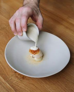 Saint-Jacques de plongée, récoltée à la main en Norvège.

Saint-Jacques, céleri, condiment noix, levure grillée – consommé au vin jaune.
Sashimi de Saint-Jacques à la camomille et vin jaune, tarama fumé au corail.

~

Hand-dived scallops, harvested by hand in Norway.

Scallops, celery, walnut condiment, toasted yeast – consommé with Vin Jaune.
Scallop sashimi with chamomile and Vin Jaune, smoked tarama made from the coral.

📷 : @maurine.toussaint