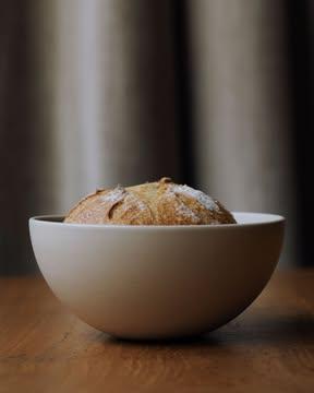 Notre pain artisanal commence par un levain bien nourri.
Farines de la Ferme Baré (Balâtre), céréales biodynamiques, moulues sur meule de pierre.
Un mélange froment & épeautre, pour un pain maison vivant.

~

Our artisan bread starts with a well-fed sourdough starter.
Flours from Ferme Baré (Balâtre), biodynamic grains, stone-milled.
A blend of wheat and spelt for lively homemade bread.

📷 : @maurine.toussaint