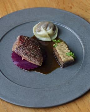 Pigeonneau des Collines, décliné autour du chou rouge et du laurier.

Raviole de cuisses & ailerons, filet laqué, épices douces, pomme — jus corsé parfumé au laurier.

~

Pigeon from Les Collines, served around red cabbage and bay leaf.

Leg & wing ravioli, glazed breast fillet, sweet spices, apple — rich jus scented with bay leaf.

📷 : @maurine.toussaint