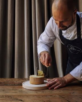Trois recettes imaginées par le chef Grégoire Gillard autour de trois AOP suisses, pour les Fromages de Suisse @cheesesfromswitzerland_benelux :

Cacio e pepe, salsifis et fleurs de Tête de Moine AOP.
Une millefeuille de Gruyère AOP, praliné aux noix grillées, miso, noisettes.
Une mousse de Vacherin Fribourgeois AOP, ris de veau, sucrine.

~

Three recipes imagined by chef Grégoire Gillard around 3 Swiss AOP cheeses, for Fromages de Suisse @cheesesfromswitzerland_benelux :

Cacio e pepe, salsify and Tête de Moine AOP flowers.
A Gruyère AOP millefeuille, toasted walnut praline, miso, hazelnuts.
A Vacherin Fribourgeois AOP mousse, sweetbreads, little gem lettuce.

📷 : @maurine.toussaint