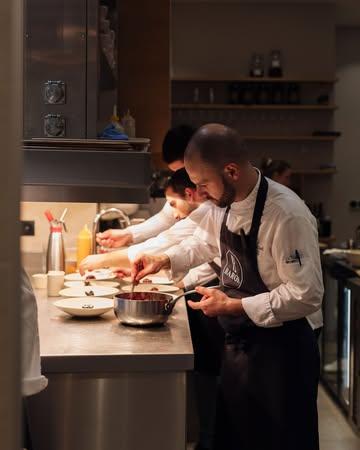 BARGE RECRUTE !

Nous recherchons un·e chef·fe de partie en patisserie avec expérience confirmée, disponible début mars.

Nous offrons :
— 6 services / semaine
(mardi → samedi soir + vendredi midi)
— Contrat à durée indéterminée
— Un environnement de travail stimulant et bienveillant
— Une vraie place dans une équipe passionnée et soudée

Chez Barge, nous défendons une cuisine sensible, vivante, ancrée dans les saisons et les produits.

Envie de rejoindre une équipe jeune, engagée et de participer à une expérience gastronomique singulière ?

📩 Candidatures : job@bargerestaurant.be

📷 @maurine.toussaint