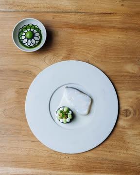 Skrei confit, poireau, pickles de grains de moutarde et dashi à l’huile fumée.

Side : Steamed fish cake, légèrement fumé, tuile à l’encre de seiche et coulis de poireaux.

~

Confit skrei, leek, pickled mustard seeds and dashi with smoked oil.

Side: lightly smoked steamed fish cake, cuttlefish ink tuile and leek coulis.

📷 : @maurine.toussaint

#bargebrussels