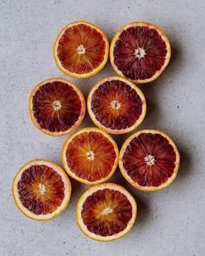 Dessert autour de l’orange sanguine Tarocco.

Madeleine, marmelade aux agrumes, pana cotta au yaourt, miel, sorbet et huile de romarin.

~

Dessert centred around Tarocco blood orange.

Madeleine, citrus marmalade, yoghurt panna cotta, honey, sorbet and rosemary oil.

📷 @maurine.toussaint

#bargebrussels