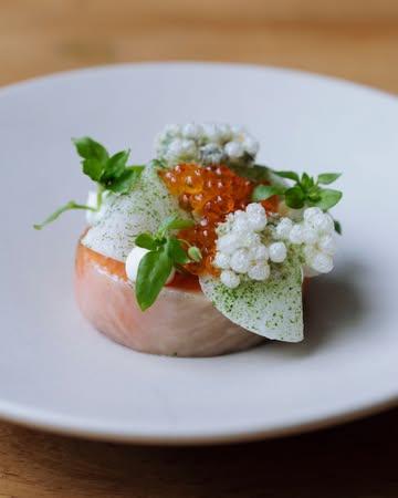Truite saumonée des Hautes-Fagnes en gravlax, daikon en pickles, fleur de sureau, œufs fumés, pesto d’algues.

~

Salmon trout (from the Hautes-Fagnes) gravlax, pickled daikon, elderflower, smoked roe and seaweed pesto

📷 @maurine.toussaint

#bargebrussels