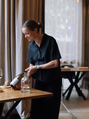 Barge recrute.

Nous cherchons un·e commis de salle avec une base d’école hôtelière, curieux·se et motivé·e, qui a envie d’apprendre et de progresser avec notre équipe.

• FR/NL ou FR/EN
• 6 services par semaine
• CDD avec possibilité de CDI
• Prise de poste début avril

📧 Envoyez votre CV à job@bargerestaurant.be.

📷 : @maurine.toussaint