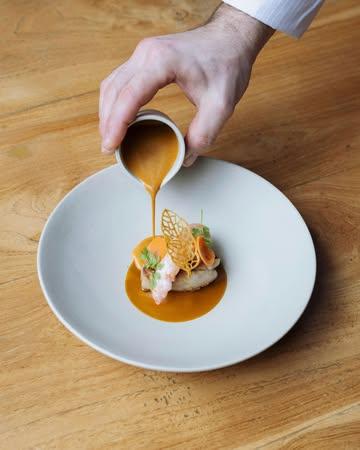 Langoustine & ris de veau, carotte au gingembre , voile de bisque, sauce satay.

~

Langoustine & sweetbread , carrot with ginger, bisque jelly and satay sauce.

📷 : @maurine.toussaint