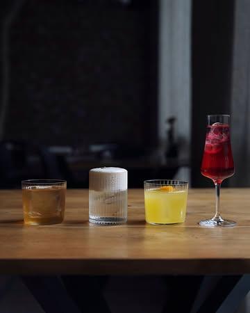 Créations récentes, avec et sans alcool :

Vermouth ambré fat-washé au chocolat blanc, amontillado.
Mocktail coing, cardamome, tonic, mousse cinq citrons.
Saké ginjo, Tabasco, kumquat.
Soda fermenté, gingembre, géranium rosat.

~

Recent creations, with and without alcohol:

Amber vermouth fat-washed with white chocolate, amontillado.
Quince, cardamom, tonic, five-citrus foam.
Ginjo sake, Tabasco, kumquat.
Fermented soda, ginger, rose geranium.

📷 : @maurine.toussaint