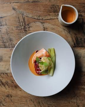 Homard bleu breton, fenouil et Agastache.

~

Breton blue lobster, fennel and agastache.

📷 : @maurine.toussaint
