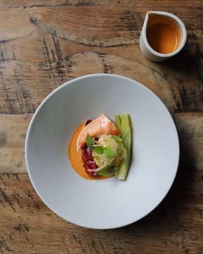 Homard bleu breton, fenouil et Agastache.

~

Breton blue lobster, fennel and agastache.

📷 : @maurine.toussaint