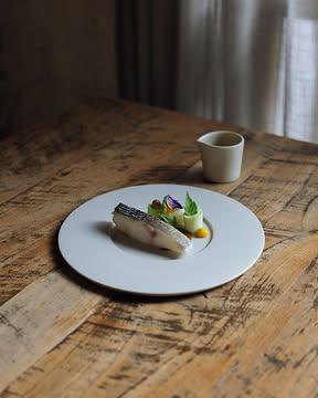 Bar maturé, berce, chou-rave et orange sanguine.

—

Matured sea bass, hogweed, kohlrabi et blood orange.

📷 : @maurine.toussaint