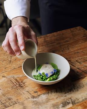 Primavera de légumes.

Petit pois, mange-tout, févettes. Ricotta, Émulsion fumée au poivre. Jus lactofermenté à la reine-des-prés.

—

A spring vegetable primavera.

Peas, snow peas, broad beans. Smoked pepper emulsion. Fermented meadowsweet juice.

📷 : @maurine.toussaint