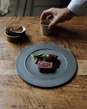 Bœuf maturé de chez @lothar_vilz 

Oignon farci à la poitrine effilochée, artichaut, tapenade d'olive noire. Jus corsé à la moelle.
Tartare de bœuf, huile de foin, salicorne, crème d'huîtres au whisky, crumble de pain à l'olive noire.

—

Dry-aged beef from @lothar_vilz 

Onion stuffed with pulled pork belly, artichoke, black olive tapenade. Rich bone marrow jus.
Beef tartare, hay oil, samphire, whisky oyster cream, black olive bread crumble.

📷 : @maurine.toussaint