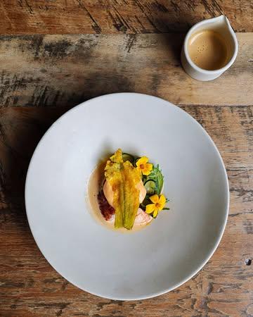 Deuxième version du homard cette année.
Courgettes vertes marinées, fleurs de courgette en tempura, béarnaise à la tagète minuta et sauce satay.

—

Our second lobster interpretation of the season.
Marinated courgettes, courgette flowers in tempura, tagetes minuta Béarnaise and satay sauce.

📷 : @maurine.toussaint